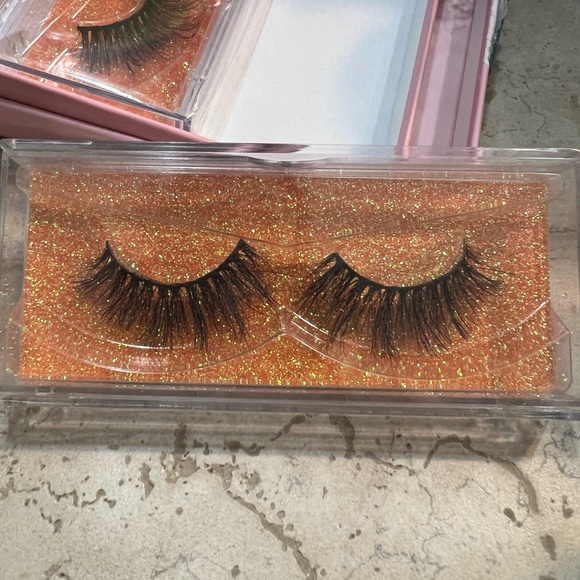 Mink Lashes (4 sets) - Picture 5 of 7